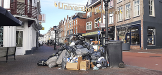 903891 Afbeelding van een hoop afval op straat in de Wittevrouwenstraat te Utrecht, als gevolg van een staking van het ...